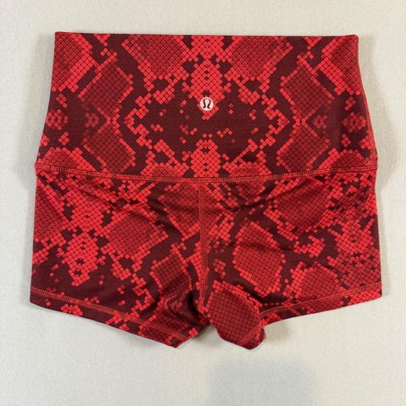 Lululemon Shorts Women Aprox Medium Red HighRise 2.5 Inseam Snake Print Athletic - Picture 2 of 3